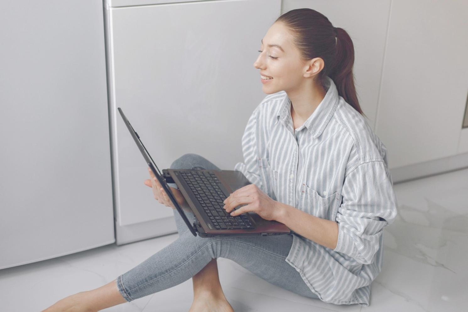 Collaborative learning environment for investment education